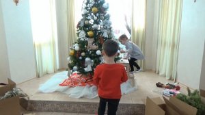 Катя с Максом наряжает игрушками новогоднюю ёлку 2015
