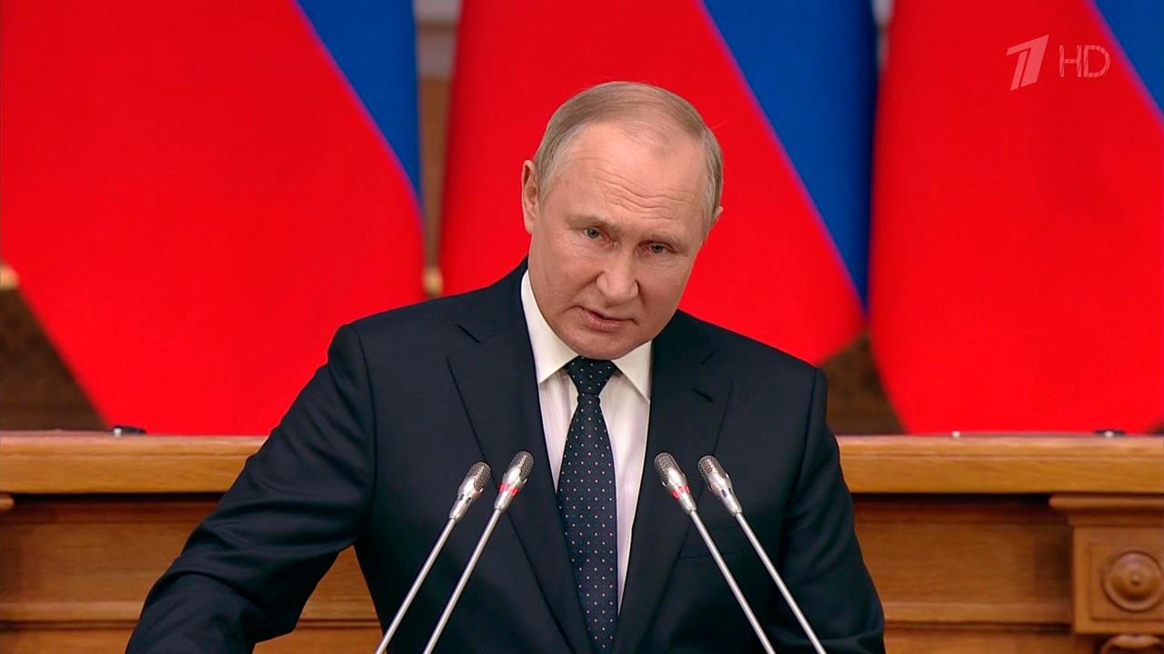О новых вызовах говорил президент, выступая перед членами Совета законодателей в Петербурге