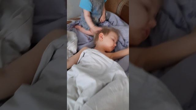 Ася проснулась и дергает брата за ухо смотреть онлайн