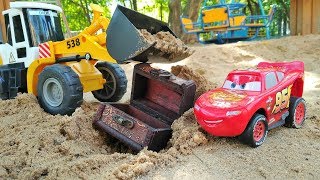 Игры с машинками - Молния Маквин и рабочие машинки.mp4 смотреть онлайн