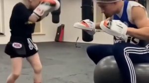 Маленькая девочка - профессиональный кикбоксер.