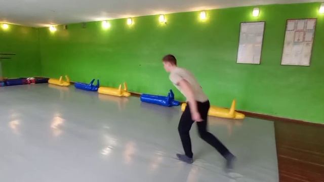 Акробатичні вправи (учень ДНЗ ХВПУ-6) смотреть онлайн