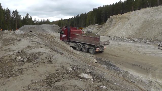 Volvo fh12 460's dumping their loads смотреть онлайн