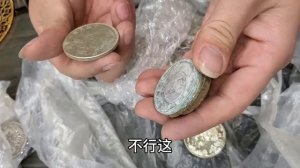 女子拿来黄金聚宝盆来找小闫，给小闫说价值三百万，最后小闫笑了【小闫打铁镯】