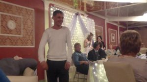 Невеста дарит подарки родственникам жениха)))
