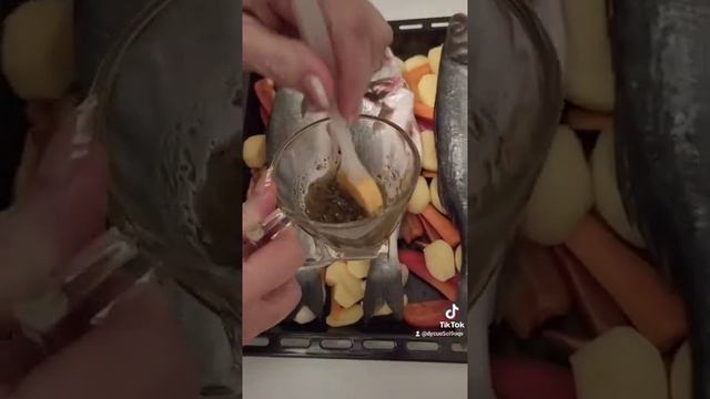Форель с овощами в духовке.