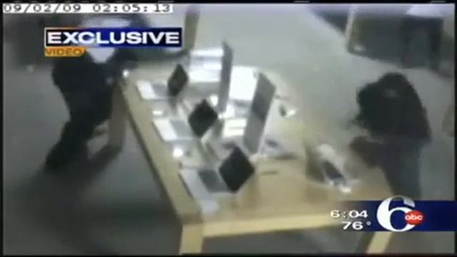 23 Macbook Pro, 14 iPhone and 9 iPod stolen in 31seconds!!! смотреть онлайн
