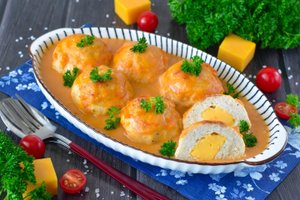 КАК ПРИГОТОВИТЬ КУРИНЫЕ КОТЛЕТЫ С ПОДЛИВКОЙ В ДУХОВКЕ