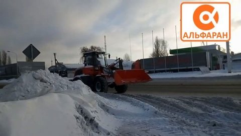 Фронтальный погрузчик Everun ER20 убирает снег