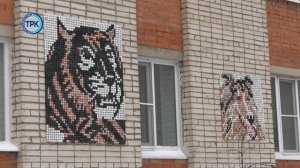 Сергей Рощупкин делает необычные панно из пластиковых крышек