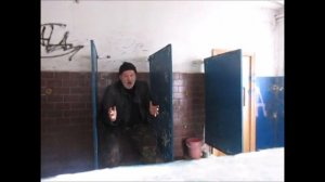 Омерзительный алкаш в общественном туалете орёт и бьётся головой о стены.