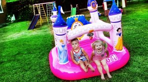 ✿ БАТУТ ПРИНЦЕССЫ Прыгаем Под Считалочку Игры Для Девочек Trampoline Disney Princess Play Castle