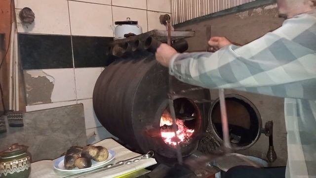 Картошка печеная в печке буржуйке