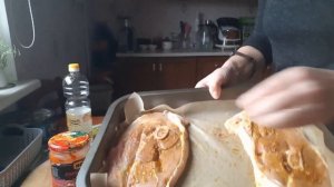 Свиное мясо  на косточке. Стейк в духовке с картошкой.