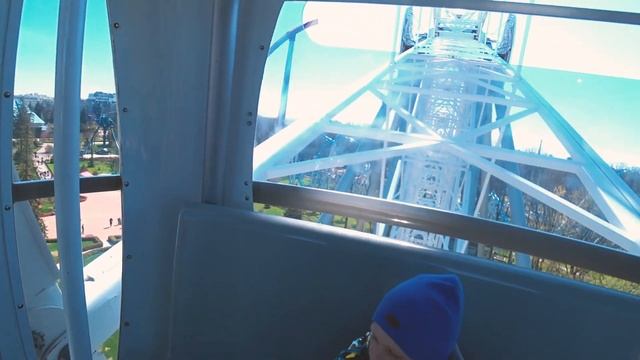 Гигантское колесо обозрения, в парке аттракционов в Санкт-Петербурге. смотреть онлайн