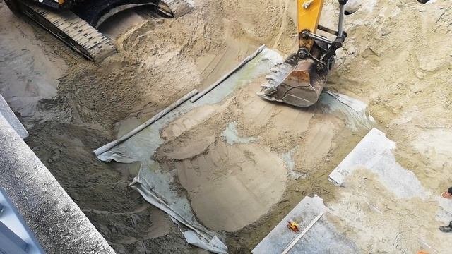Работа экскаватора по укреплению береговой линии