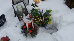 на могиле Натальи Леонидовны Крачковской /  убрали сугробы снега и сделали новогоднюю красоту ?