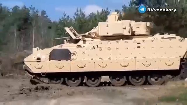 Первые кадры с американскими БМП Bradley в пустынном камуфляже на Украине