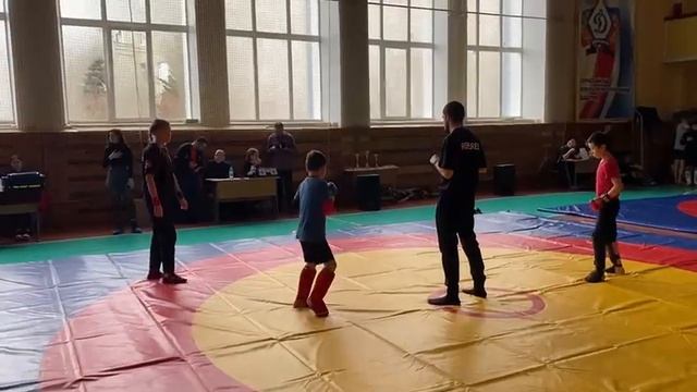 Арсен красный футболка . смотреть онлайн