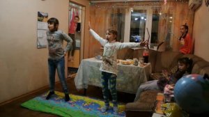 Девочки играют в Кинект (Xbox 360 Kinect)