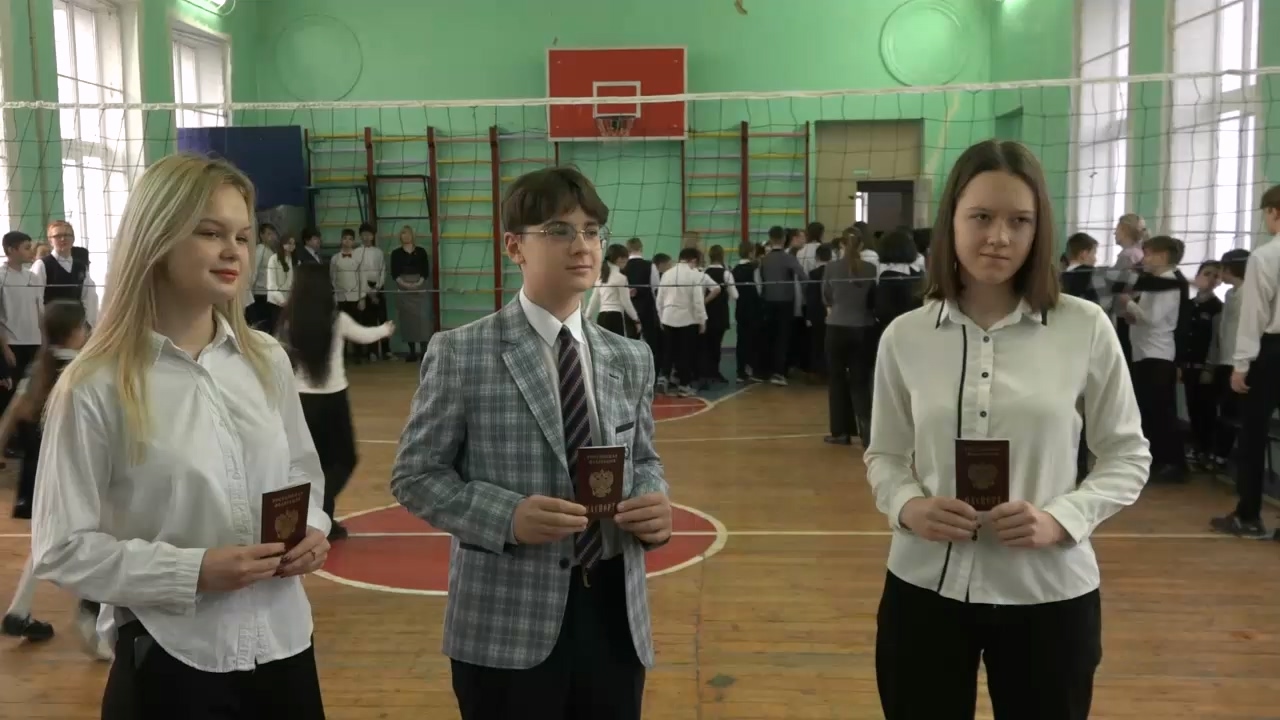 Вручение первых паспортов гражданина РФ ученикам Луганской школы № 5