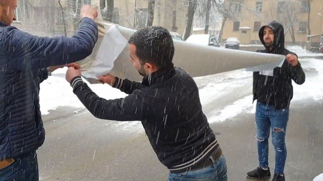 ПРАНК ЗАМОТАЛИ ТАЧКУ ПИЩЕВОЙ ПЛЕНКОЙ / НЕ ВСЕ ПОШЛО ПО ПЛАНУ. РЕАКЦИЯ ЛЮДЕЙ смотреть онлайн