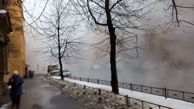 Прорыв теплотрассы. 10-ая Красноармейская, Дровяная улицы. 05.04.2023 г. Санкт-Петербург смотреть онлайн
