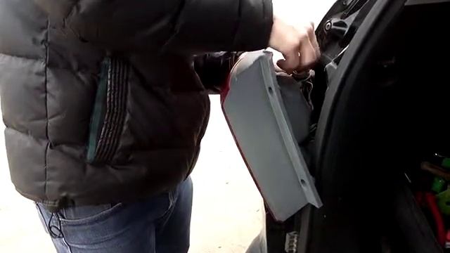 Замена лампы стоп сигнала Kia Sorento смотреть онлайн