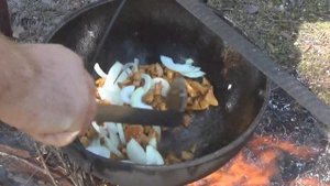 Жареная картошка с лисичками. Готовим в казане на костре.