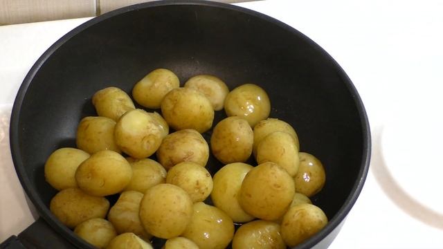 ЗОЛОТИСТЫЙ МОЛОДОЙ КАРТОФЕЛЬ//КАК ОЧЕНЬ ВКУСНО ПРИГОТОВИТЬ МОЛОДОЙ КАРТОФЕЛЬ//ПАЛЬЧИКИ ОБЛИЖЕШЬ!