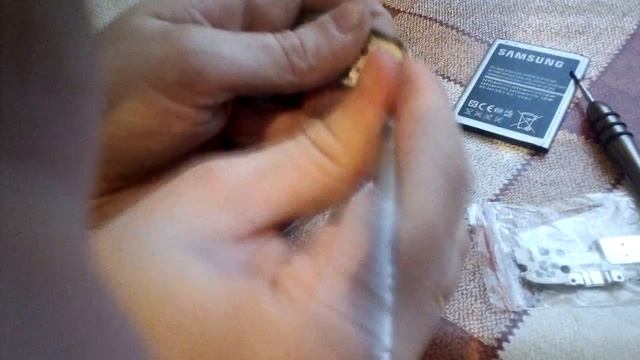 Samsung Galaxy S4 Mini. Замена заднего полифонического динамика. смотреть онлайн