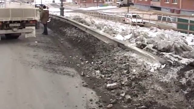 В Снеговой пади эвакуатор опрокинул буксируемый грузовик смотреть онлайн