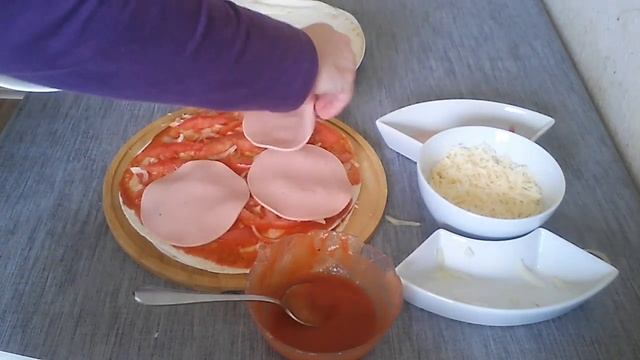 САМЫЙ ПРОСТОЙ и БЫСТРЫЙ способ КАК ПРИГОТОВИТЬ ПИЦЦУ/ Пицца из лаваша в духовке за 10 МИНУТ