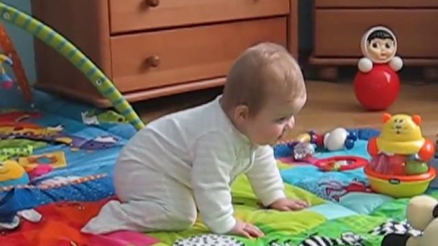 7мес.четвереньки, попытка встать на колени и ла-ла-ла.AVI