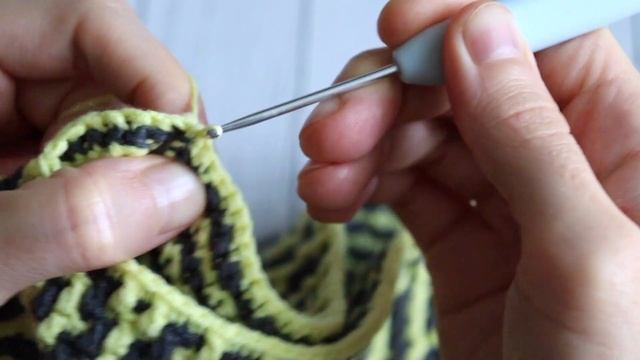 МОЗАИЧНОЕ ВЯЗАНИЕ крючком. Как завершать ряд при вязании по кругу смотреть онлайн
