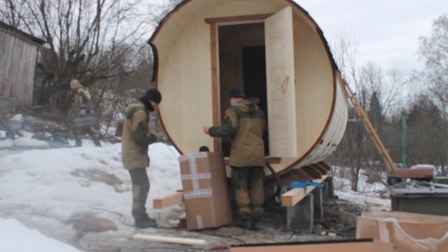 Как мы собирали баню-бочку на участке заказчика | БаниБочки.рф