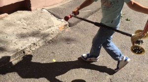 Мальчик делает трюки на трёхколёсном самокате в 7 лет