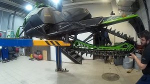 Замена склизы инатяжка гусеницы снегохода