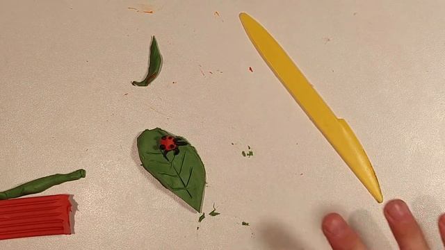 Лепим Божью коровку на листочке из пластилина смотреть онлайн