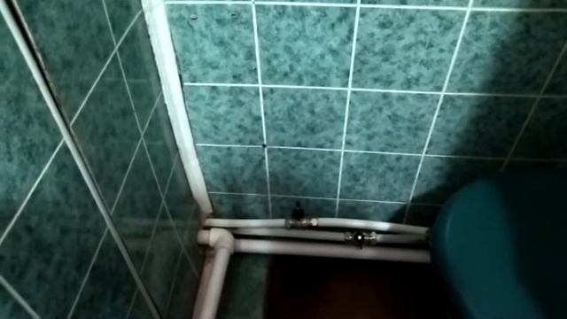 Как правильно врезать тройник в трубу из металлопластика. Ремонт в ванной комнате *часть 5.