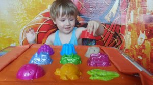 Макс ищет игрушки в песке
