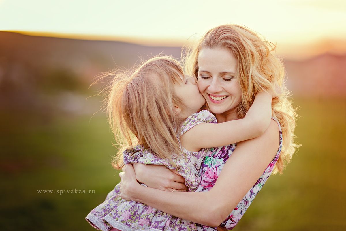 Мама и дочка целуются. Мама целует дочь. Мама с дочкой поцелуй. Амацелует длочку. Фотосессия мама и дочка целуются.