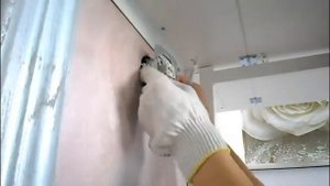 Установка выключателя руками девушки.