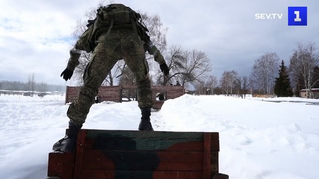 Женщины–военные соревнуются в конкурсе «Макияж под камуфляж»
