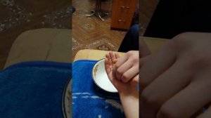 Возможно ли раздавить сырое яйцо одной рукой