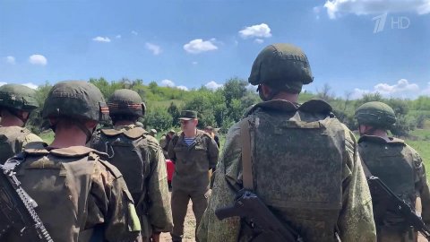 Минобороны РФ показало кадры награждения военнослужащих Воздушно-десантных войск