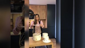 Сборка ярусного торта с двумя металлическими межъярусами.