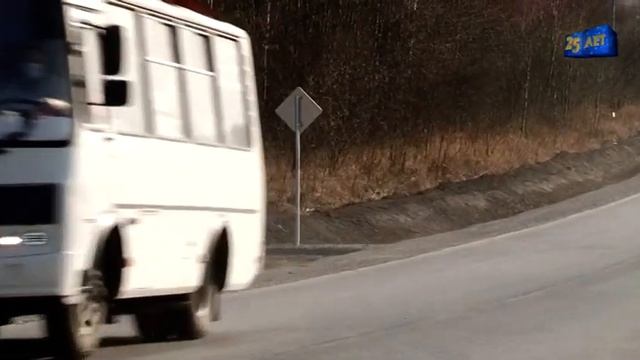 Специалисты стройконтроля проверяют качество дорожного покрытия