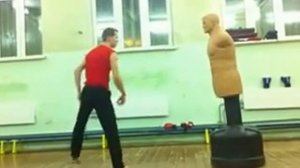 удар по маникену