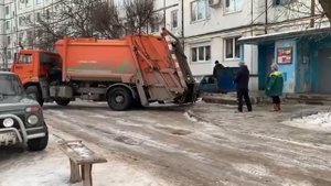 Ручная погрузка мусора из контейнеров от ООО «Управление отходами – Волгоград»